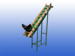 Gebruikte opvoerband 30 cm met meenemers en Van der Graaf trommelmotor – groene transportband op stalen frame