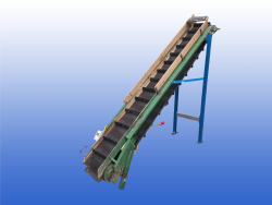 Opvoerband met 350 mm bandbreedte, meenemers van 60 mm en uitvoerhoogte van 2 meter