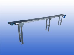 Gebruikte transportband 25 cm breed 4,5 meter lang met verstelbare ondersteuningen