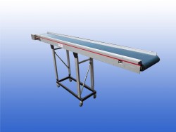 Gebruikte MTF Technik transportband 36 cm breed 3,1 meter lang met zijgeleiding en onderstel op wielen