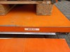 Gebruikte elektrische schaarheftafel met oprijplateau en draagvermogen van 2000 kg. Stalen heftafel met hydraulische cilinder, handbediening, noodstop en hefbereik van 80 tot 850 mm.