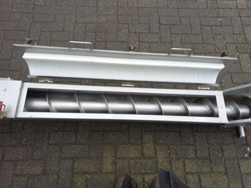 RVS vijzel 4,4 meter met deksels en totale lengte van 4,9 meter inclusief motor