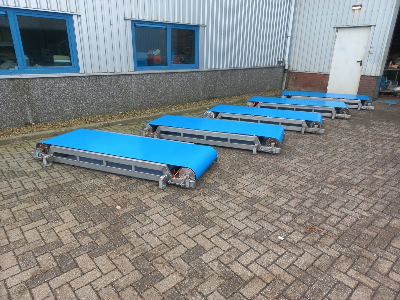 Zware RVS transportband 2,5 meter met 700 mm band en trommelmotor in koprol
