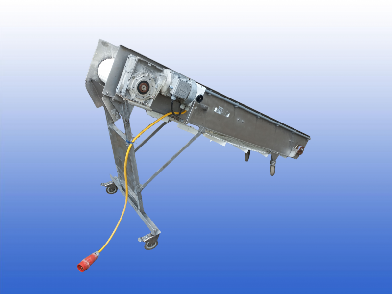 RVS opvoerband met PVC schakelband voorzien van meenemers van 5 cm om de 30 cm en verrijdbaar onderstel met zwenkwielen.