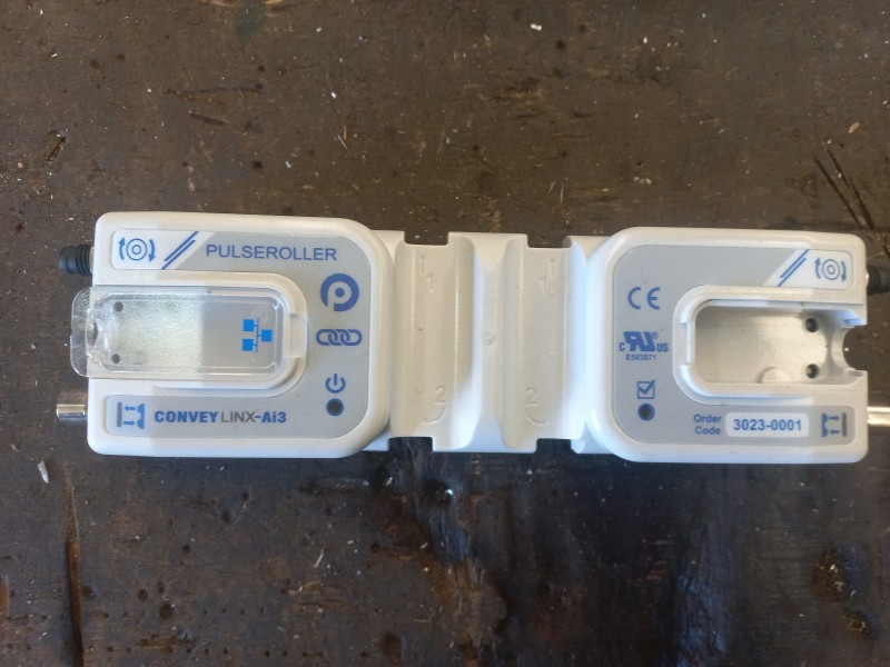 Aangedreven 90 graden rollenbaanbocht met sensoren en ConveyLinx Ai3 voor automatische productdoorvoer