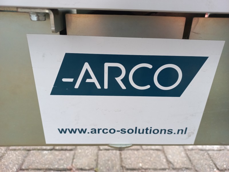 ARCO aangedreven rollenbaan – 10,5 meter lang, 42 cm breed, stalen rollen met verstelbare hoogte 70–80 cm.
