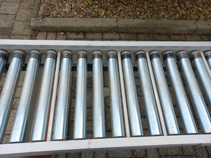 ARCO aangedreven rollenbaan – 10,5 meter lang, 42 cm breed, stalen rollen met verstelbare hoogte 70–80 cm.