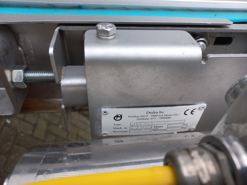 Z-opvoerband met RVS frame, zwenkwielen en 54 cm brede transportband met zijgeleiding.