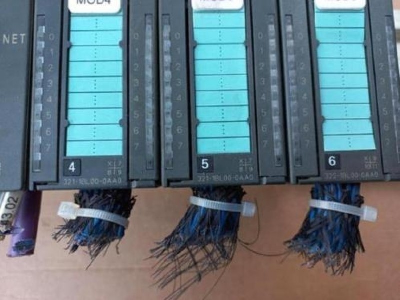 Siemens s7-300 Plc  1x 6es7 317-2aj10-0ab0 1x 6GK7343-1CX10-0XE0 1x 6GK7342-5DA02-0XE0 2x 6ES7321-1BL00-0AA0 1x 6ES7322-1BL00-0AA0  extra montage plaat aluminium