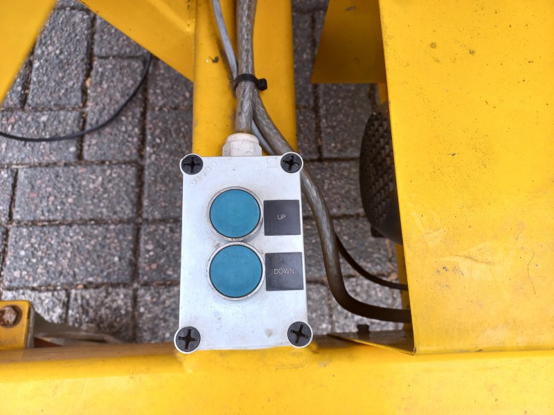 Best Power Loader verrijdbare vrachtauto losser/lader met aangedreven harmonica rollenbaan van 8,5 meter voor het efficiënt laden en lossen van vrachtwagens en containers.