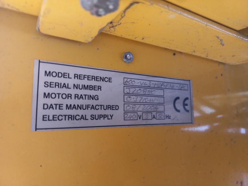 Best Power Loader verrijdbare vrachtauto losser/lader met aangedreven harmonica rollenbaan van 8,5 meter voor het efficiënt laden en lossen van vrachtwagens en containers.