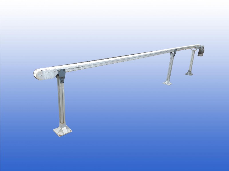 FlexLink transportband met een lengte van 5,3 meter. Modulair opgebouwd en eenvoudig in lengte aan te passen voor flexibele integratie in productielijnen.