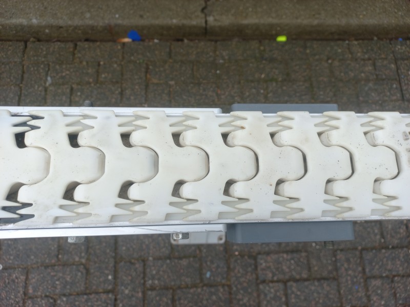 FlexLink transportband met een lengte van 5,3 meter. Modulair opgebouwd en eenvoudig in lengte aan te passen voor flexibele integratie in productielijnen.
