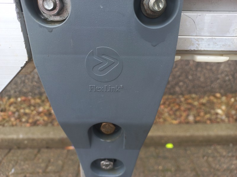 FlexLink transportband met een lengte van 5,3 meter. Modulair opgebouwd en eenvoudig in lengte aan te passen voor flexibele integratie in productielijnen.