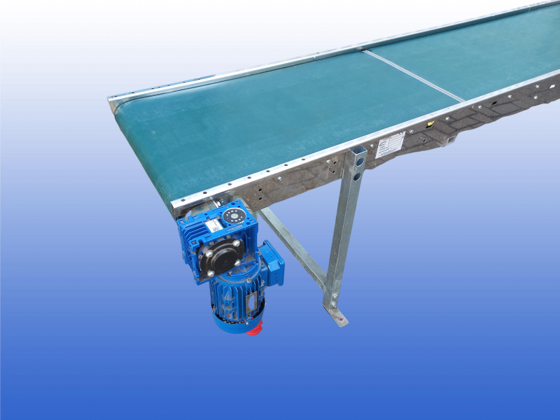 Gebruikte GEA transportband van 5 meter lang met een bandbreedte van 50 cm en hoogte verstelbare ondersteuningen van 73 tot 100 cm.