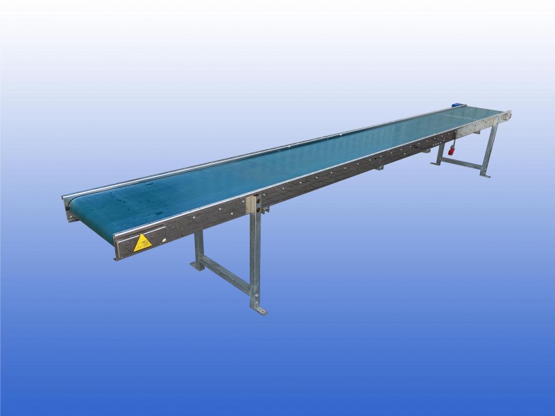 Gebruikte GEA transportband van 5 meter lang met een bandbreedte van 50 cm en hoogte verstelbare ondersteuningen van 73 tot 100 cm.
