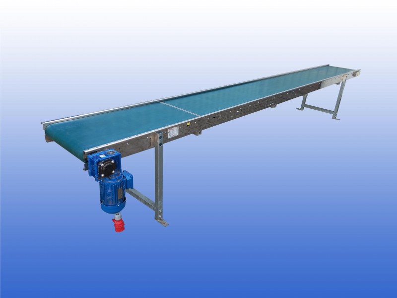 Gebruikte GEA transportband van 5 meter lang met een bandbreedte van 50 cm en hoogte verstelbare ondersteuningen van 73 tot 100 cm.