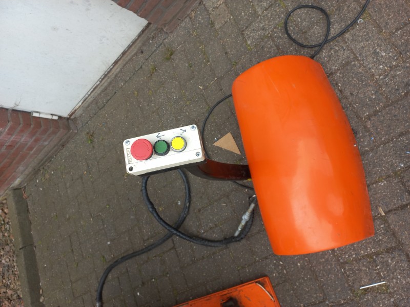 Gebruikte elektrische schaarheftafel met oprijplateau en draagvermogen van 2000 kg. Stalen heftafel met hydraulische cilinder, handbediening, noodstop en hefbereik van 80 tot 850 mm.