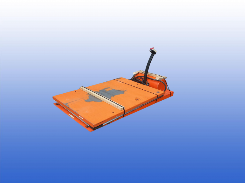 Gebruikte elektrische schaarheftafel met oprijplateau en draagvermogen van 2000 kg. Stalen heftafel met hydraulische cilinder, handbediening, noodstop en hefbereik van 80 tot 850 mm.