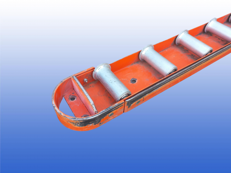 Gebruikte rollenbaan van 2,1 meter met stalen flensrollen voor pallettransport en voorzien van eindstop.