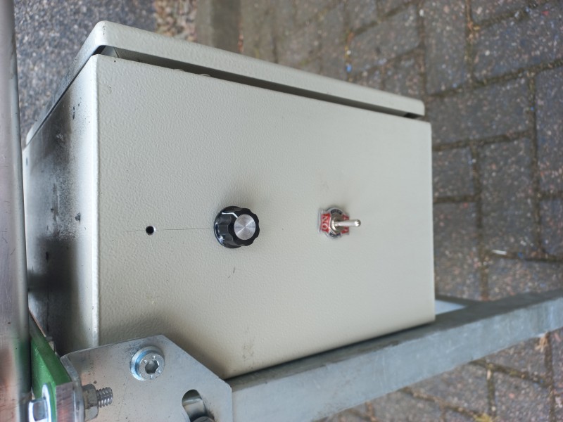 Gebruikte RVS transportband met een bandbreedte van 26 cm en een lengte van 2,1 meter, voorzien van snelheidsregeling op de motor en een aansluitspanning van 230 volt.