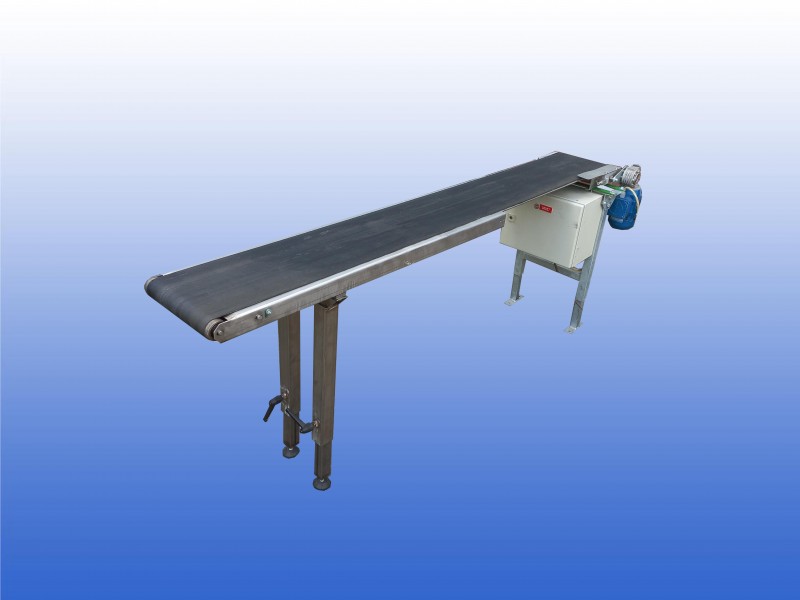 Gebruikte RVS transportband met een bandbreedte van 26 cm en een lengte van 2,1 meter, voorzien van snelheidsregeling op de motor en een aansluitspanning van 230 volt.