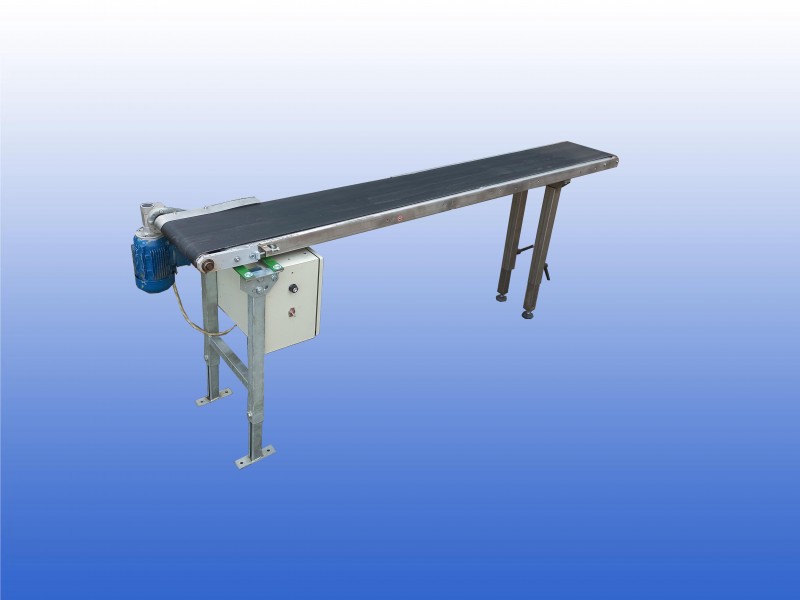 Gebruikte RVS transportband met een bandbreedte van 26 cm en een lengte van 2,1 meter, voorzien van snelheidsregeling op de motor en een aansluitspanning van 230 volt.
