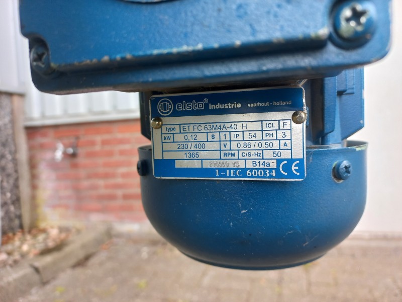 Gebruikte RVS transportband met een bandbreedte van 26 cm en een lengte van 2,1 meter, voorzien van snelheidsregeling op de motor en een aansluitspanning van 230 volt.