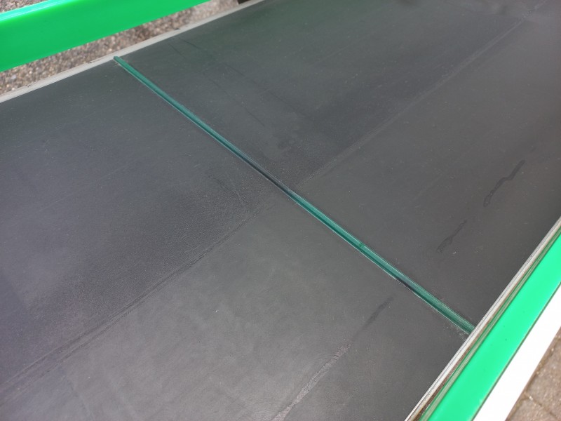 Gebruikte transportband 40 cm breed 155 cm lang met snelheid regeling en verstelbare zijgeleiding