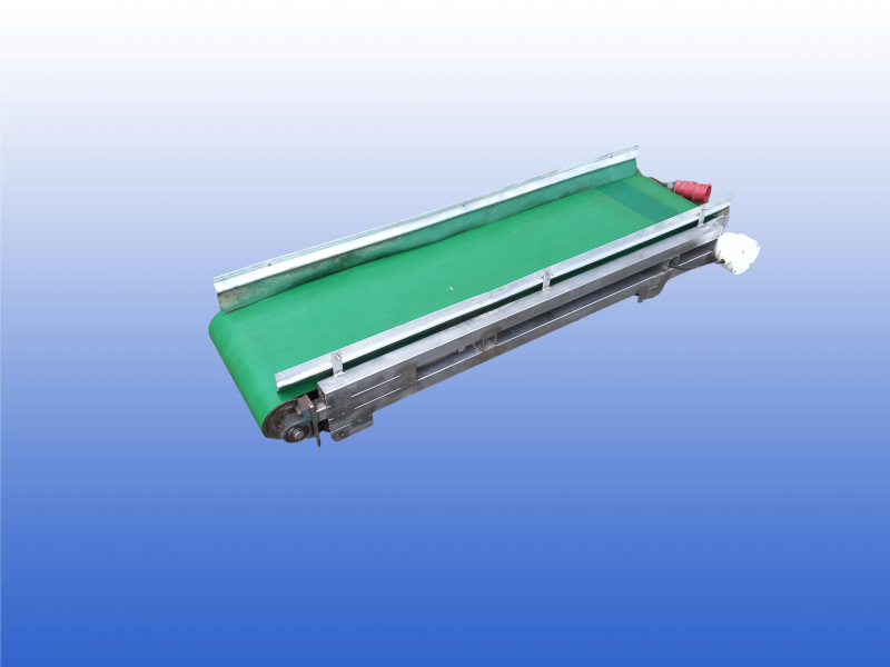 Gebruikte transportband met trechterinworp 34 cm breed en 1.4 meter lang met koprol aandrijving