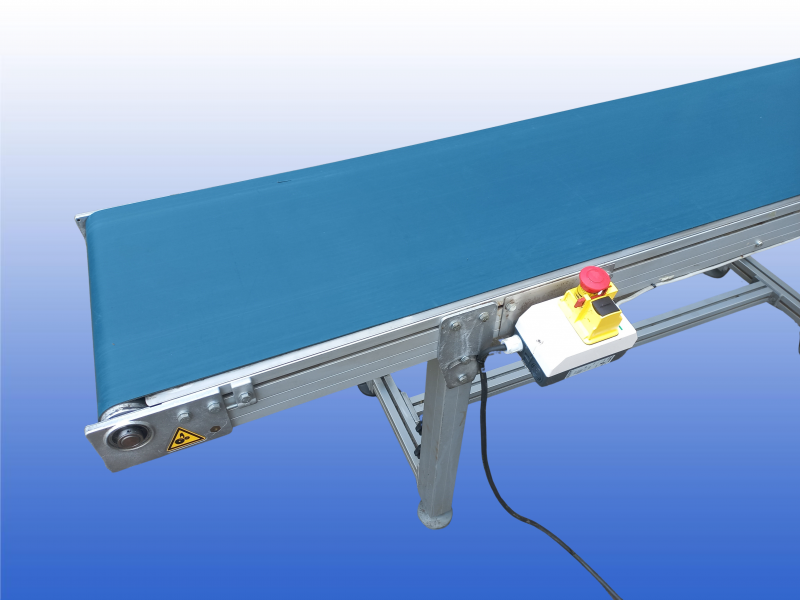Gebruikte transportband van BCK Holland met een bandbreedte van 40 cm en een lengte van 2,05 meter, geschikt voor intern producttransport.