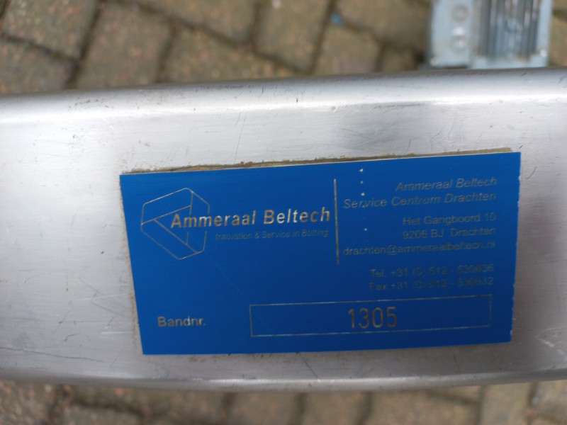 Inox RVS aangedreven 60 graden bandbocht met Ammeraal Beltech band en zijgeleiding