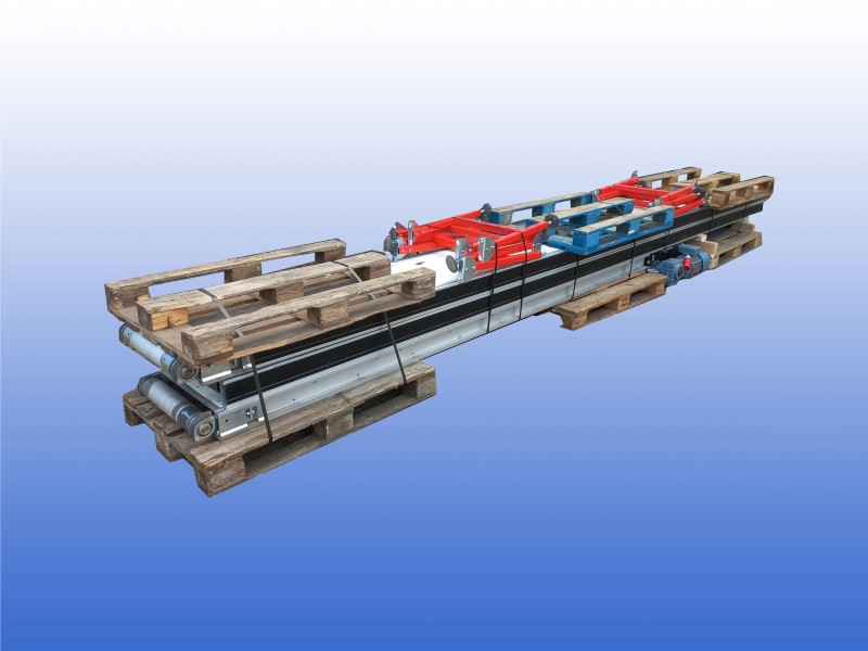 Interroll transportband met 43 cm bandbreedte, 15,5 meter lengte en verstelbare ondersteuningen in hoogte