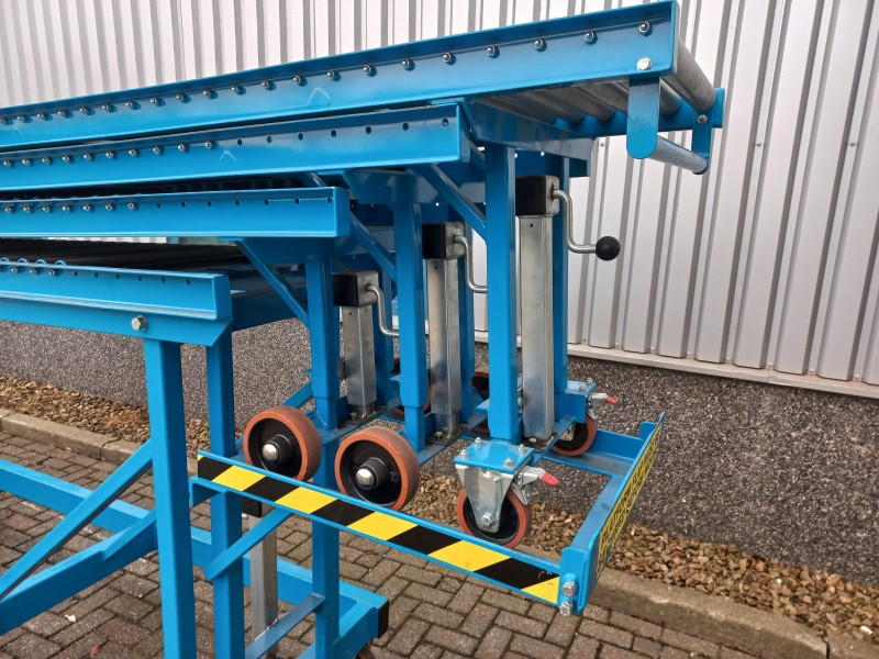 Logitrade High Rise Expressway telescopische rollenbaan 12 meter voor vrachtwagen- en containerlossing, bouwjaar 2016.