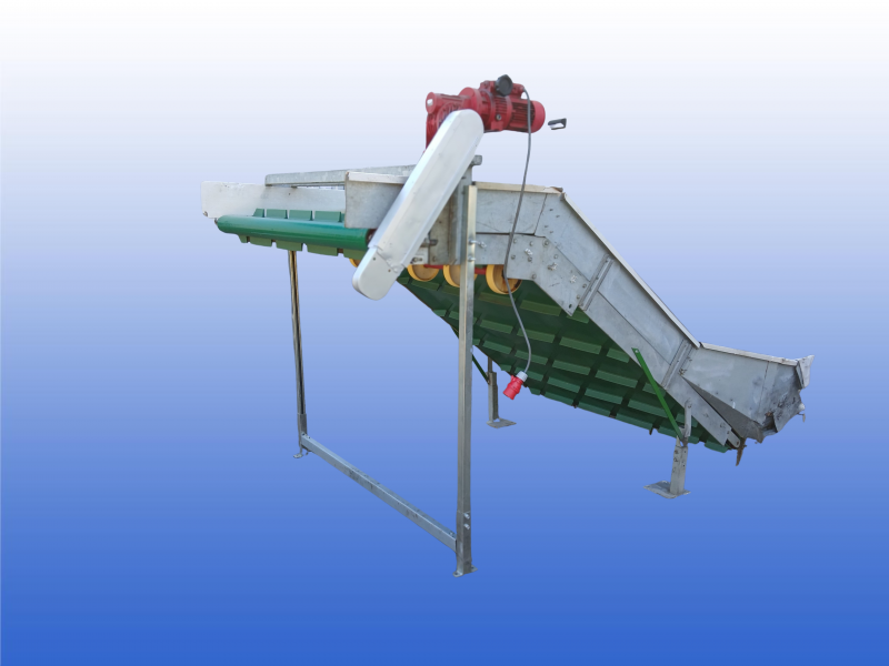 Extra brede opvoerband met meenemers van 5 cm om de 40 cm, invoertrechter en uitvoerhoogte van 145 cm.
