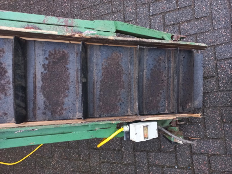 Opvoerband met 350 mm bandbreedte, meenemers van 60 mm en uitvoerhoogte van 2 meter