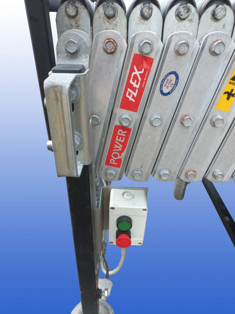Power Flex aangedreven harmonica rollenbaan met stalen rollen, 5,5 meter uitgetrokken, geschikt voor het lossen van zeecontainers.