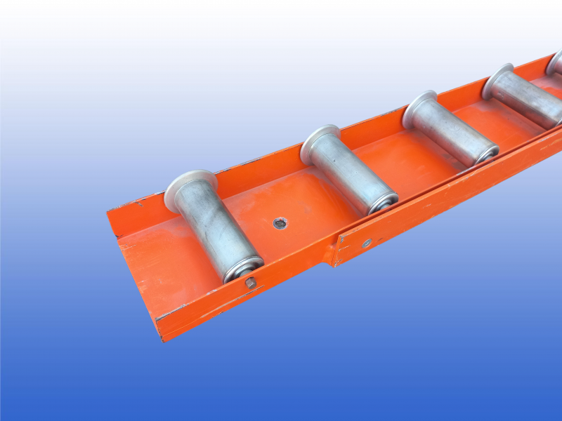 Gebruikte rollenbaan van 2 meter met stalen flensrollen voor pallettransport.