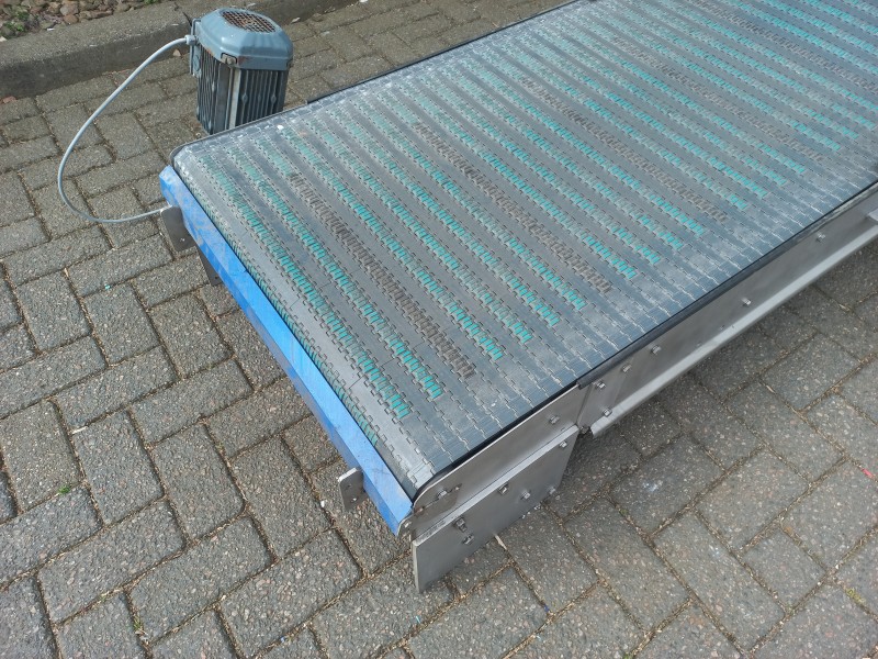 RVS opvoerband met kunststof schakel transportband en grip tot 2,8 meter uitvoerhoogte