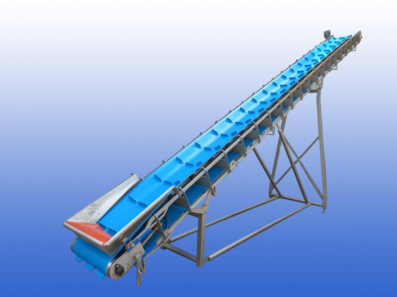 RVS opvoerband van 8,5 meter met meenemers om de 400 mm, invoerhoogte 650 mm en uitvoerhoogte 4,1 meter