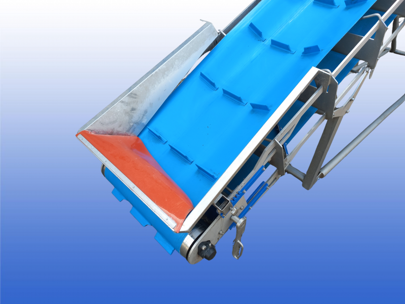 RVS opvoerband van 8,5 meter met meenemers om de 400 mm, invoerhoogte 650 mm en uitvoerhoogte 4,1 meter