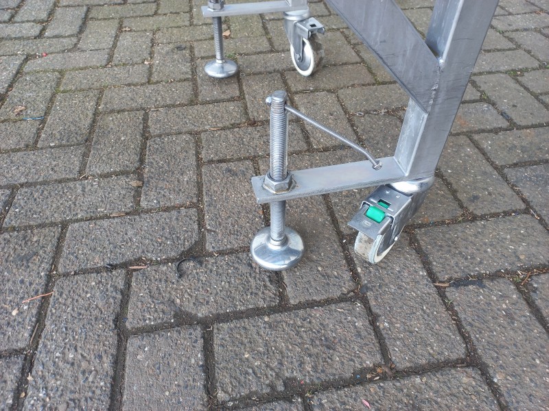 RVS transportband 30 cm breed 2 meter lang met storttrechter en zwenkwielen met rem