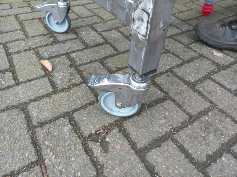 RVS transportband met bandbreedte van 22 cm, lengte van 2 meter en onderstel op wielen
