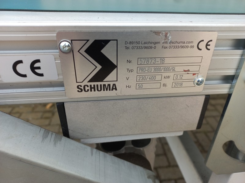 Schuma transportband met een bandbreedte van 1000 mm en lengte van 3100 mm voorzien van hoogte verstelbare ondersteuningen en 230V motor voor intern goederenvervoer.