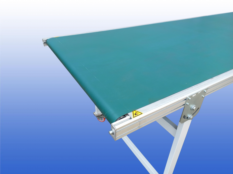 Schuma transportband met een bandbreedte van 1000 mm en lengte van 3100 mm voorzien van hoogte verstelbare ondersteuningen en 230V motor voor intern goederenvervoer.