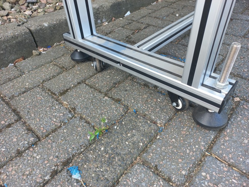 Gebruikte transportband 24 cm breed en 5 meter lang met snelheid geregelde motor, verrijdbaar onderstel, opvangbak en meetlint op de zijgeleiding.