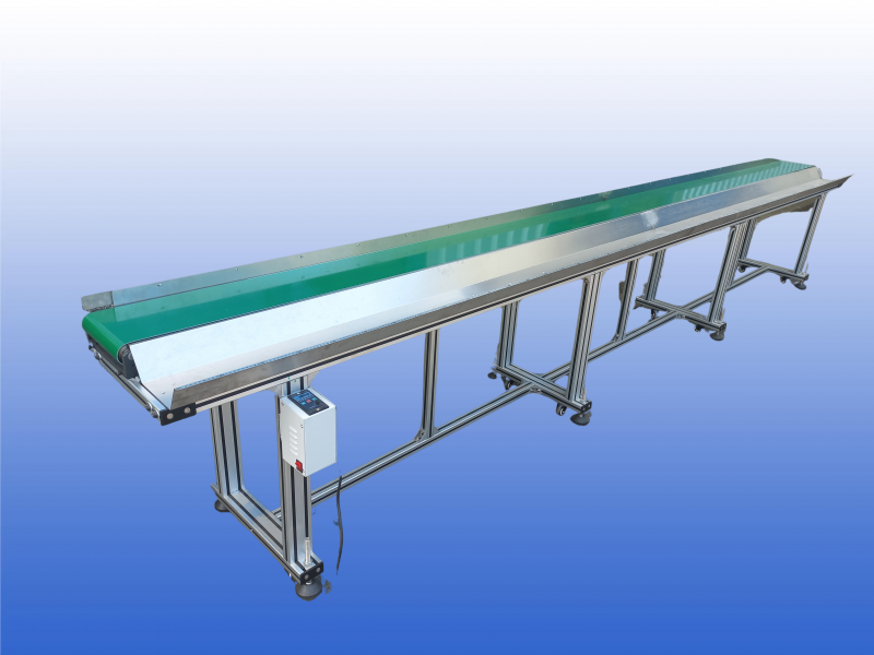 Gebruikte transportband 24 cm breed en 5 meter lang met snelheid geregelde motor, verrijdbaar onderstel, opvangbak en meetlint op de zijgeleiding.