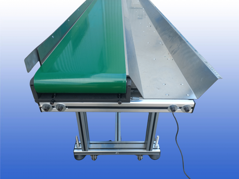 Gebruikte transportband 24 cm breed en 5 meter lang met snelheid geregelde motor, verrijdbaar onderstel, opvangbak en meetlint op de zijgeleiding.