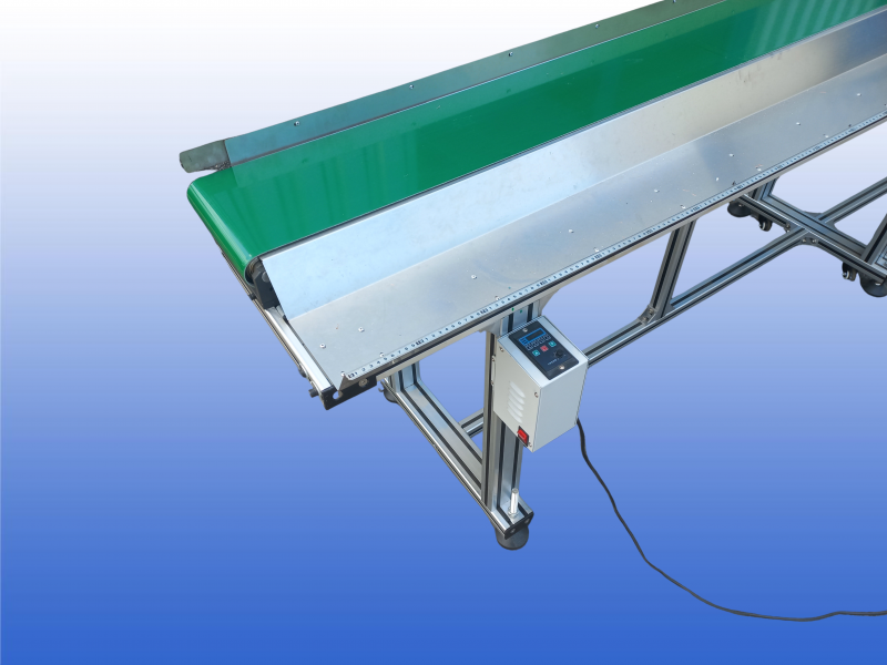 Gebruikte transportband 24 cm breed en 5 meter lang met snelheid geregelde motor, verrijdbaar onderstel, opvangbak en meetlint op de zijgeleiding.