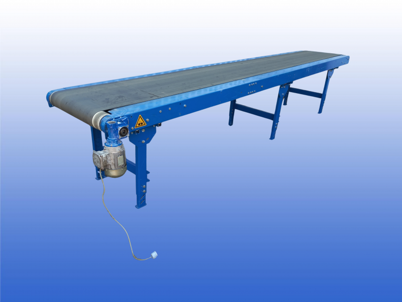 Gebruikte transportband van 4.5 meter met hoogte verstelbare ondersteuningen van 78 cm tot 108 cm.